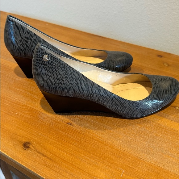 Calvin Klein Womens 7 Saxton Heels Wedge Shoes Pumps Snakeskin Look - Picture 5 of 10
